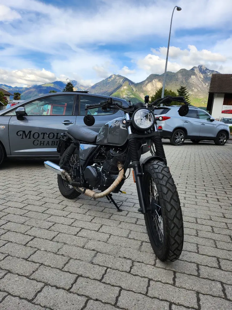 moto_Brixton_avant_gauche.webp