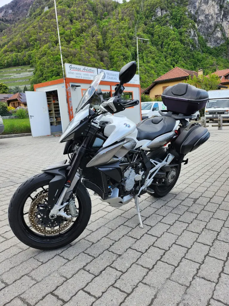 Moto_Augusta_avant_droite.webp